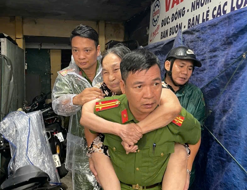 Công an phường Hồng Bàng hỗ trợ hơn 300 hộ dân di chuyển đến nơi an toàn tránh bão số 3 (WIPHA)